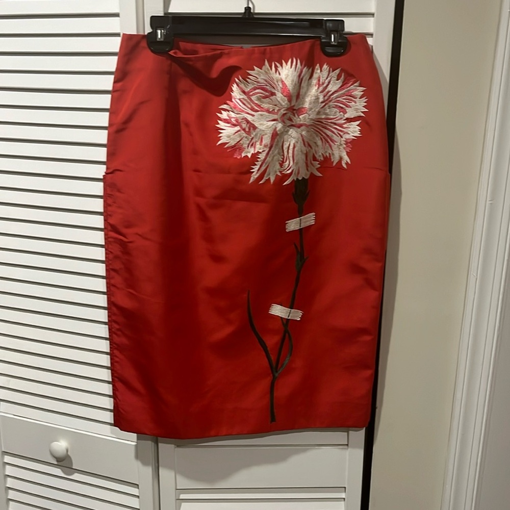 Carolina Herrera size 6 red embroidered flower skirt. Great condition.
